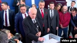 MHP Lideri Bahçeli'nin sol kolunun askıda olduğu görüldü ve yüzündeki morluklar dikkat çekti.